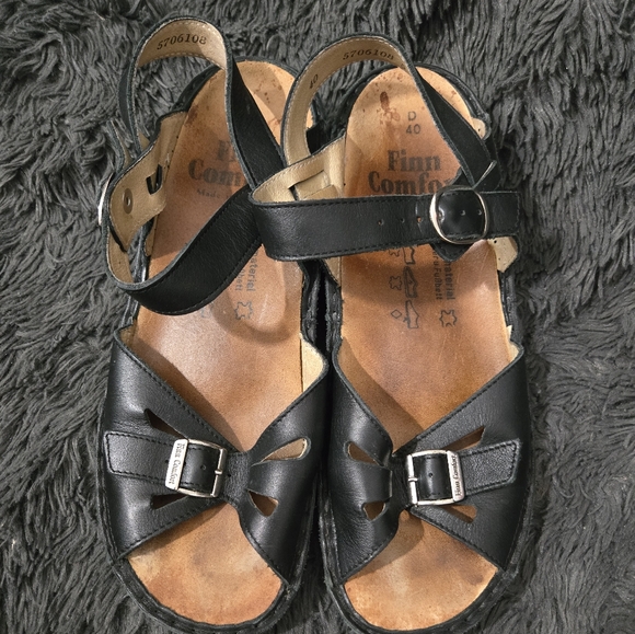 Finn Comfort Black Sandals with Classic Design and Ankle Strap - Picture 1 of 5